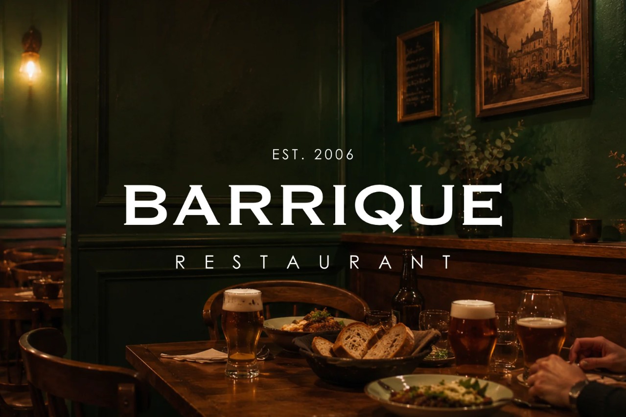 Interiér reštaurácie BARRIQUE Žilina s logom, pivom a chlebom na stole