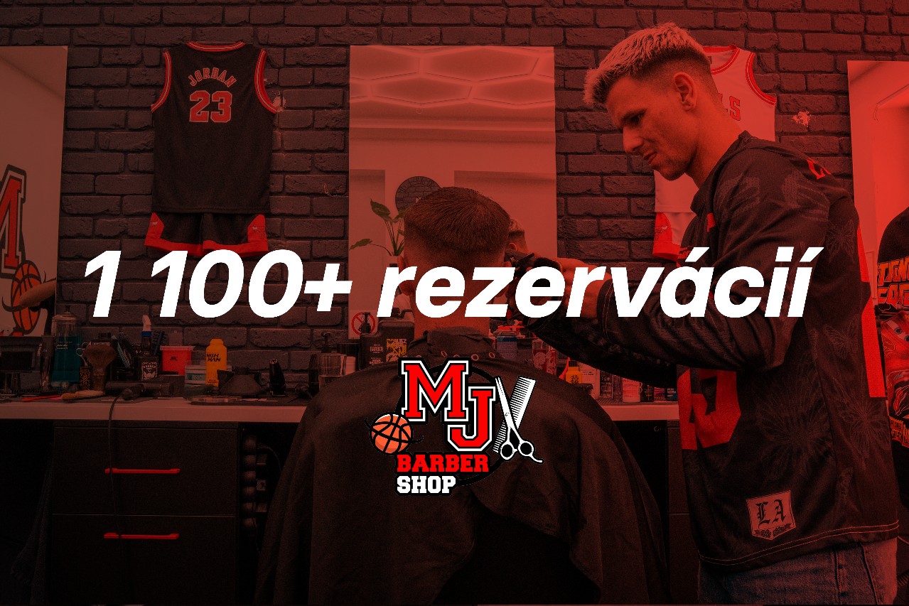 Barber pri práci v MJ Barbershop v Karlovej Vsi, v pozadí logo s basketbalovou loptou