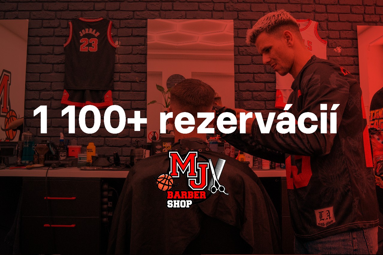 Barber pri práci v MJ Barbershop v Karlovej Vsi, v pozadí logo s basketbalovou loptou